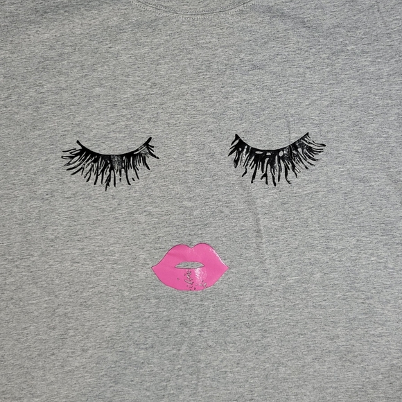 Women's Large Gray Shirt with Pink Lips Eyelashes Fun Makeup Glamour Design - Picture 3 of 6